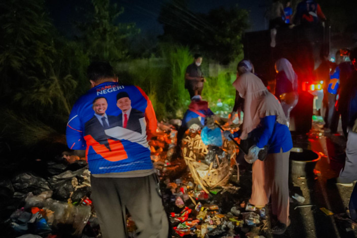 Menumpuk di Mana-mana, Walikota Pekanbaru Kerahkan Kader Demokrat Bersihkan Sampah