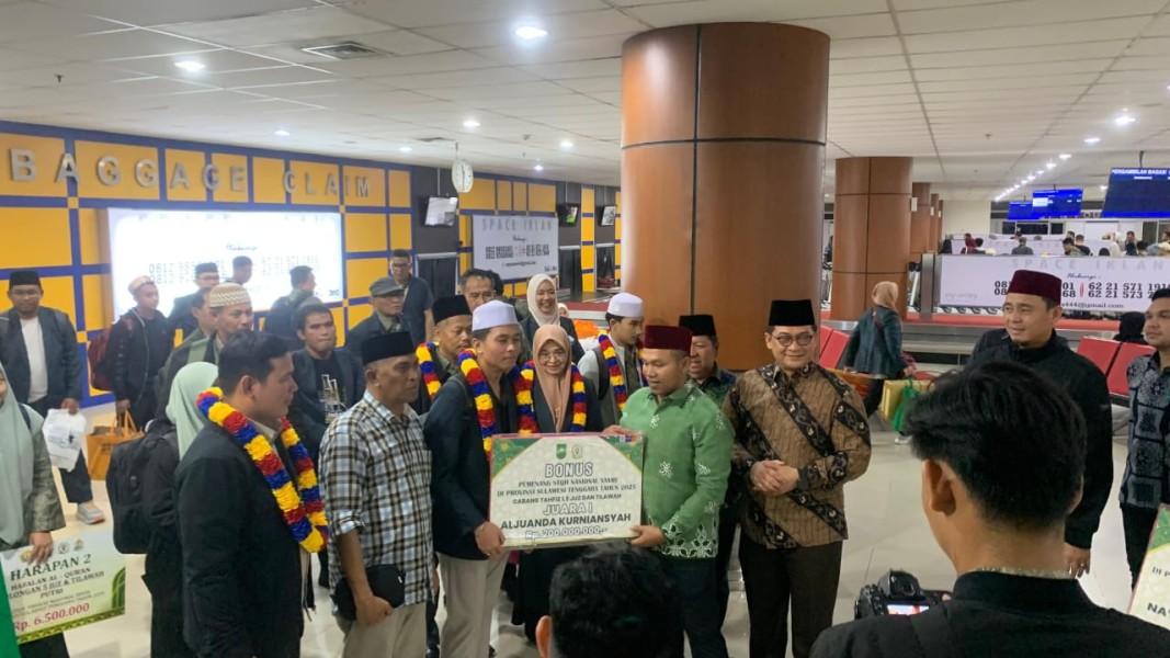 Sambut Kafilah Riau, Gubernur Abdul Wahid Serahkan Bonus Ratusan Juta Kepada Para Juara STQH Nasional