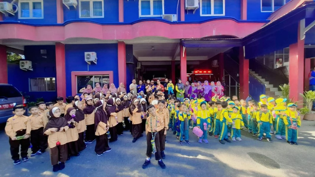 Siswa SD Al Ulum Kunjungi Damkar Pekanbaru