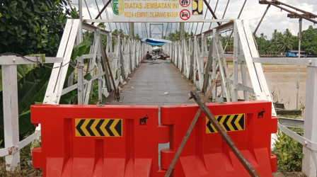 Lantai Banyak Keropos, PUPR Kuansing Perbaiki Jembatan Gantung Jelang Pacu Jalur di Tepian Narosa