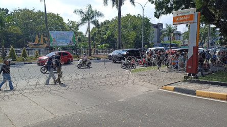 Gedung DPRD Riau Dipasang Kawat Berduri Jelang Demo