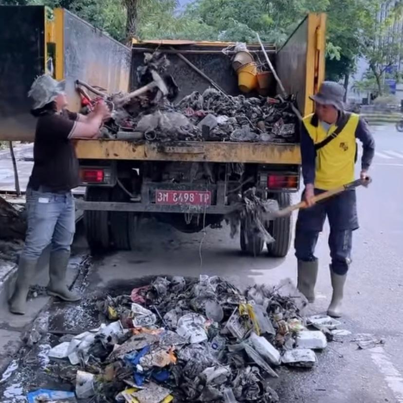 Dinas PUPR Pekanbaru Normalisasi Drainase di Depan Kantor Gubernur Riau untuk Atasi Sumbatan Aliran Air