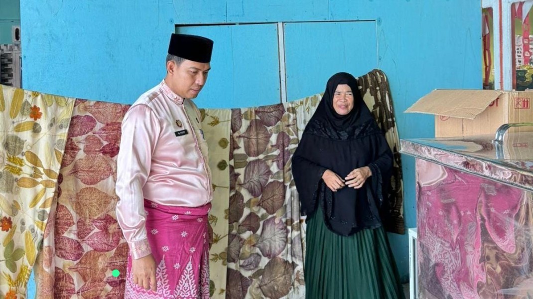 Dukung Ekonomi Kreatif, Pemkab Rohil Bantu Peralatan 