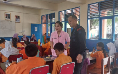 Kebersamaan Brimob Riau dan Siswa SD, dari Makan Bergizi hingga Tanam Pohon