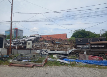 Tak Ada Tempat, Tiang Baliho Ilegal Yang Dipotong Menumpuk di MPP