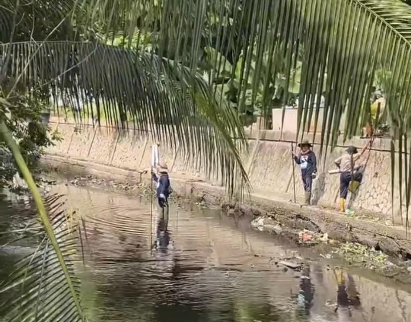 Dinas PUPR Pekanbaru Bersihkan Aliran Sungai Batak Guna Ciptakan Lingkungan yang Bersih dan Sehat