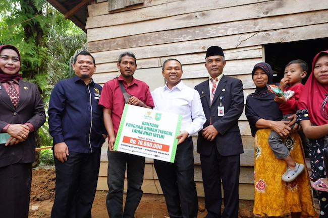Gubri Serahkan Bantuan Rumah Layak Huni ke Warga Selensen Inhil