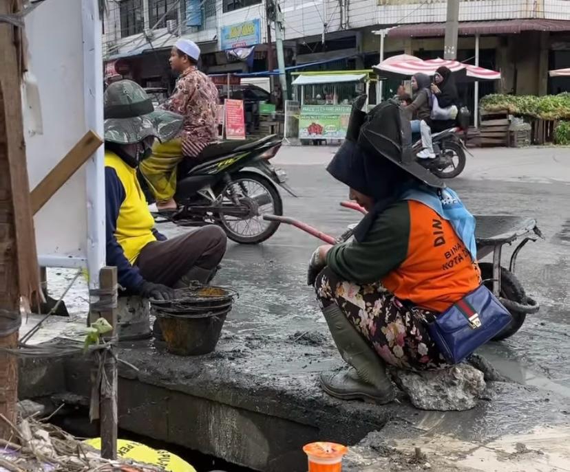 Pasukan Kuning Dinas PUPR Lanjutkan Upaya Pembersihan Drainase di Jalan Teratai dan Cempaka