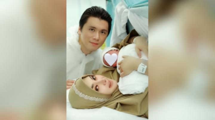 Potret Syahrini bersama Putrinya, Pakai Jilbab Renda