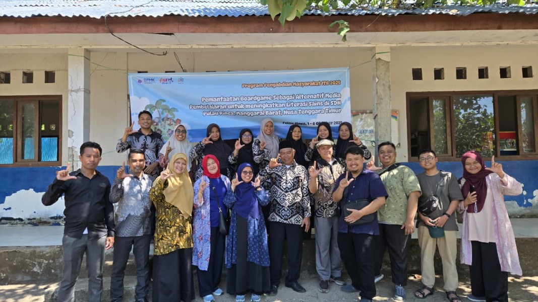 Belajar Sains dengan Cara Menyenangkan: Tim Pengabdian ITB Mengenalkan Boardgame di SDN Pulau Rinca