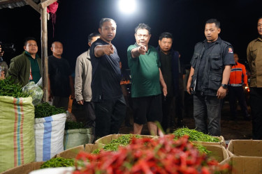 Tengah Malam, Gubri Tinjau Pasar Induk AKAP Pekanbaru Pastikan Suplai Bahan Pokok Aman