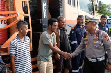 Polda Riau Kirim Alat Berat dan Kontainer Pendingin ke Lokasi Bencana Sumbar