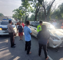 Minibus Tabrak Dua Pejalan Kaki di Pekanbaru, Satu Luka Berat