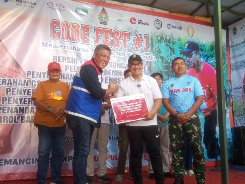 PGN Serahkan Bantuan CSR 50 Gerobak Sampah dan Insinerator