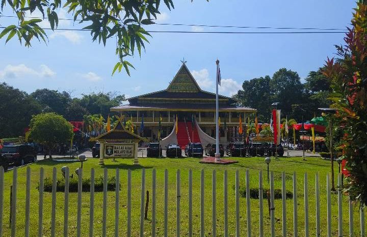 Ratusan Tamu Hadiri Pemberian Gelar Adat Kejati Riau di Gedung LAMR