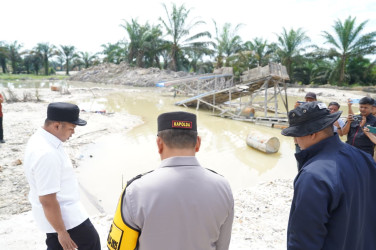 Tinjau Lokasi PETI di Kuansing Bersama Kapolda, Gubri Bakal Tetapkan Wilayah Tambang Rakyat