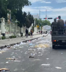 Pasca Demo AMMP, Lingkungan Sekitar Kantor Gubernur Riau Berantakan