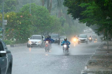 Waspada Hujan Deras Disertai Petir di Sejumlah Wilayah Riau Malam hingga Dini Hari