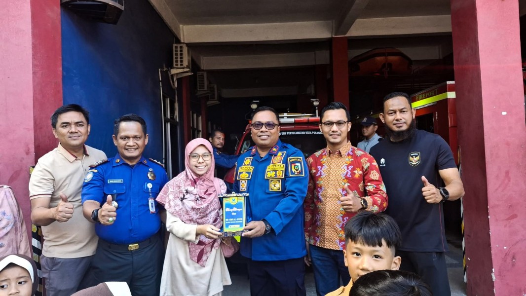 Damkar Pekanbaru Beri Edukasi Profesi Petugas Damkar kepada Siswa SD Al Ulum
