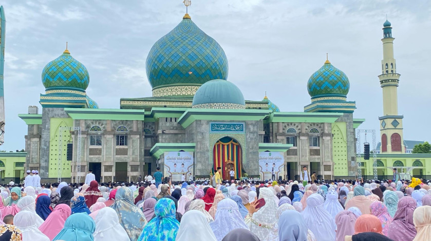 Gubernur Abdul Wahid Gelar Salat Id Bersama Ribuan Masyarakat di Masjid Raya An Nur
