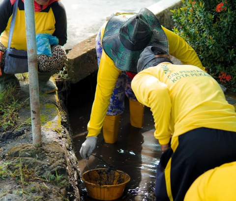 PUPR Pekanbaru Bersihkan Drainase di Jalan Merak dan Jalan Soebrantas