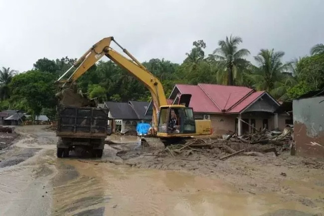 17 Jenazah Korban Banjir Bandang Agam Dimakamkan secara Massal