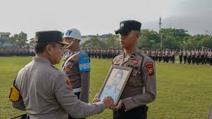 Kapolda Riau Pecat Anggota Terlibat Narkoba, Tiga Personel Berprestasi Diganjar Penghargaan