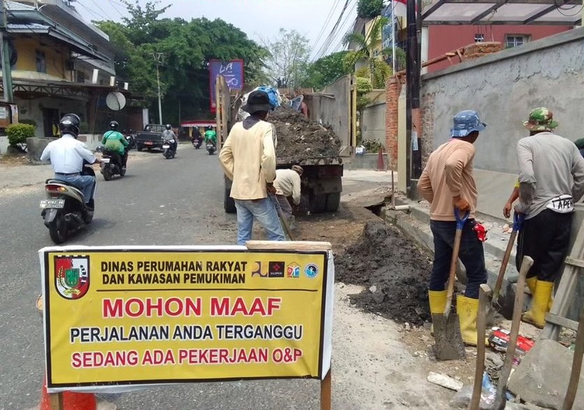 Atasi Banjir, Dinas Perkim Bersihkan Drainase di Kecamatan Senapelan