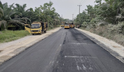 Dikerjakan Lebih Cepat, Akhir Juni Pengaspalan Ruas Jalan Cerenti-Air Molek Sudah Dimulai
