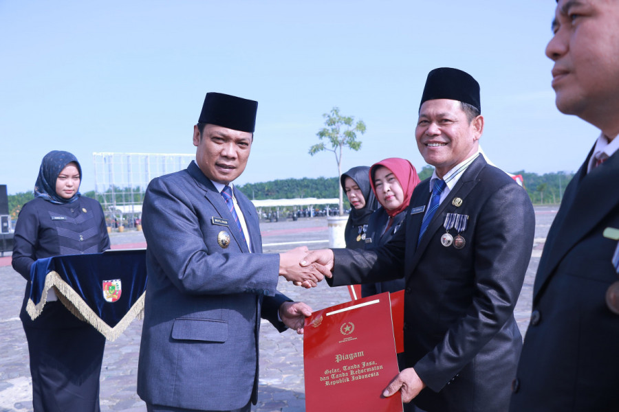 Diserahkan Pj Wako, Kepala BPKAD Pekanbaru Raih Penghargaan Satya Lencana Karya Satya XXX