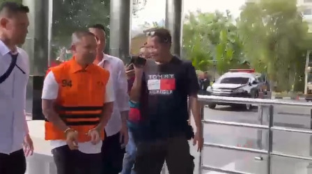 Gubernur Riau Abdul Wahid Kenakan Rompi Oranye, Tangan Diborgol