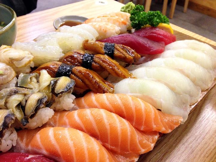 Tips Bikin Sushi, Tangan Harus Basah Saat Menggulung