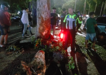 Oknum PNS Ngebut di Sudirman, Honda HR-V Lepas Kendali dan Hantam Pohon