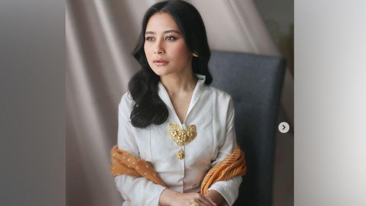 Inspirasi Outfit Putih ala Prilly Latuconsina, dari Kemeja hingga Cape Blazer