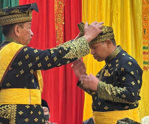 Gubernur Abdul Wahid Terima Gelar Datuk Seri Setia Amanah dari LAM Riau