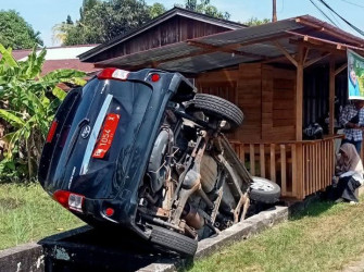 Diduga Rem Blong, Mobil Dinas BKPSDM Meranti Kecelakaan