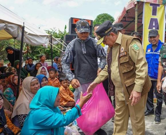 600 Warga Mengungsi, Gubri Tinjau dan Serahkan Bantuan Korban Banjir di Rohil