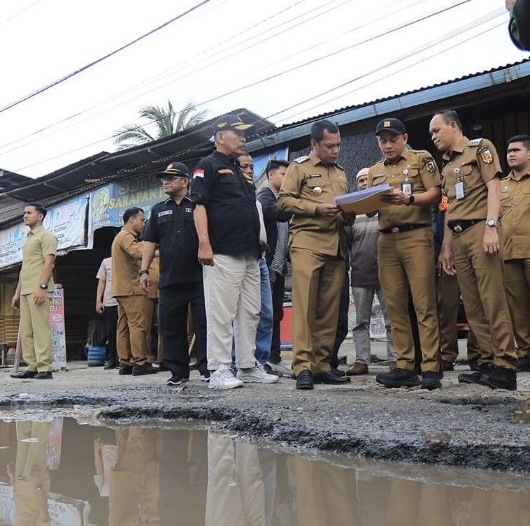 Tinjau Jalan Rusak, Pj Wali Kota Pekanbaru Muflihun Pastikan Perbaiki Secara Bertahap