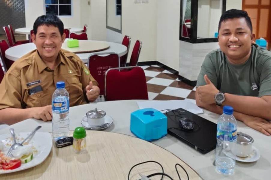 Wow !! Foto Pertemuan Pelapor Ijazah Bupati Bistamam Dengan Kadisnaker Rohil Beredar, Apa Agendanya?