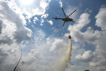 Turunkan Helikopter Water Bombing, Tim Satgas Karhutla Riau Fokus Tangani Kebakaran di Dumai Barat
