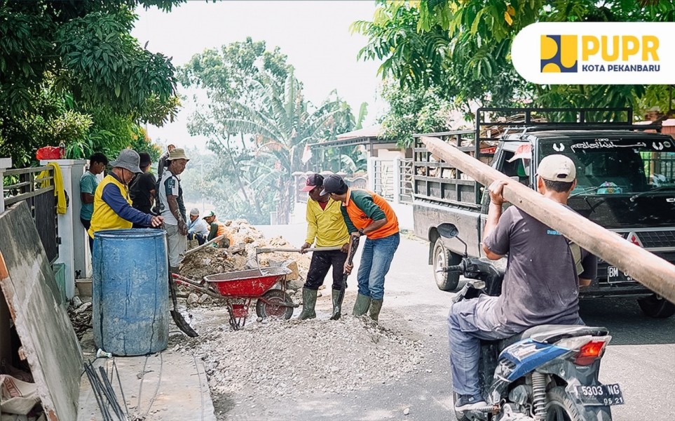 PUPR Pekanbaru Lakukan Pengecoran Beton untuk Perbaikan Drainase di Jalan Lembah Raya