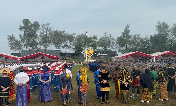 Kenakan Baju Melayu Riau, Jokowi Pimpin Upacara Harlah Pancasila di Dumai