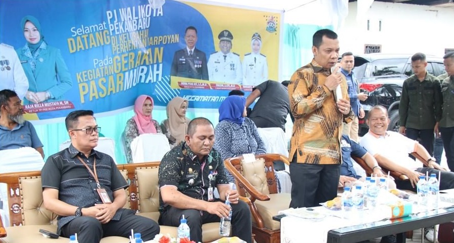 Kepala Disketapang Pekanbaru Dampingi Pj Walikota Tinjau Gerakan Pangan Murah di Kelurahan Maharatu