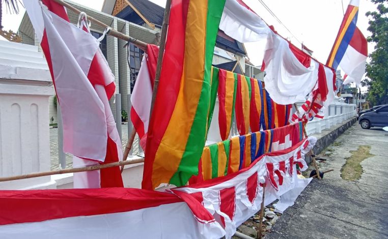 Jelang HUT RI, Pedagang Bendera Musiman di Pekanbaru Mulai Bermunculan di Trotoar