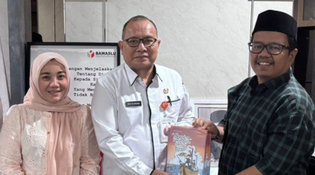 Bawaslu Riau Serahkan Buku 'Senandung Irama Pengawasan di Negeri Melayu' ke Puslitbangdiklat Bawaslu RI