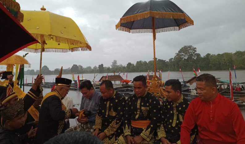 Sambut Ramadhan,Bupati Zukri dan Warga Pelalawan Laksanakan Balimau Sultan