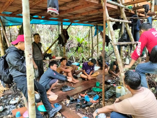 Polsek Bukit Batu Tangkap Lima Pelaku Illegal Logging di PT BBHA