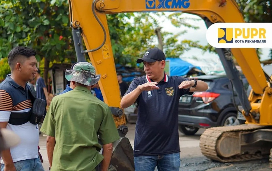 Kepala Dinas PUPR Pekanbaru Tinjau Drainase Tersumbat di Kecamatan Payung Sekaki