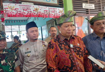 Tinjau SMPN 16 Pekanbaru, Wamenpan RB Pastikan Program Makan Bergizi Gratis Berjalan